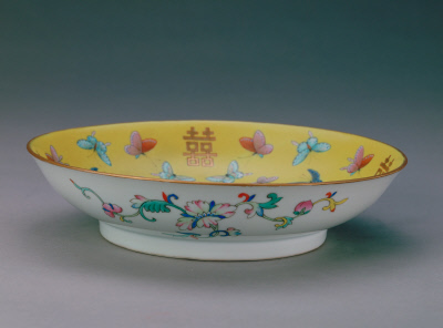 图片[1]-Pale yellow pastel butterfly pattern plate with eight xi patterns-China Archive